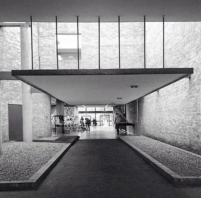 Pasillo principal facultad de Arquitectura UNAM 